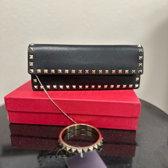 Valentino Garavani Handbags - Valentino Garavani Rockstud bracelet clutch (black)